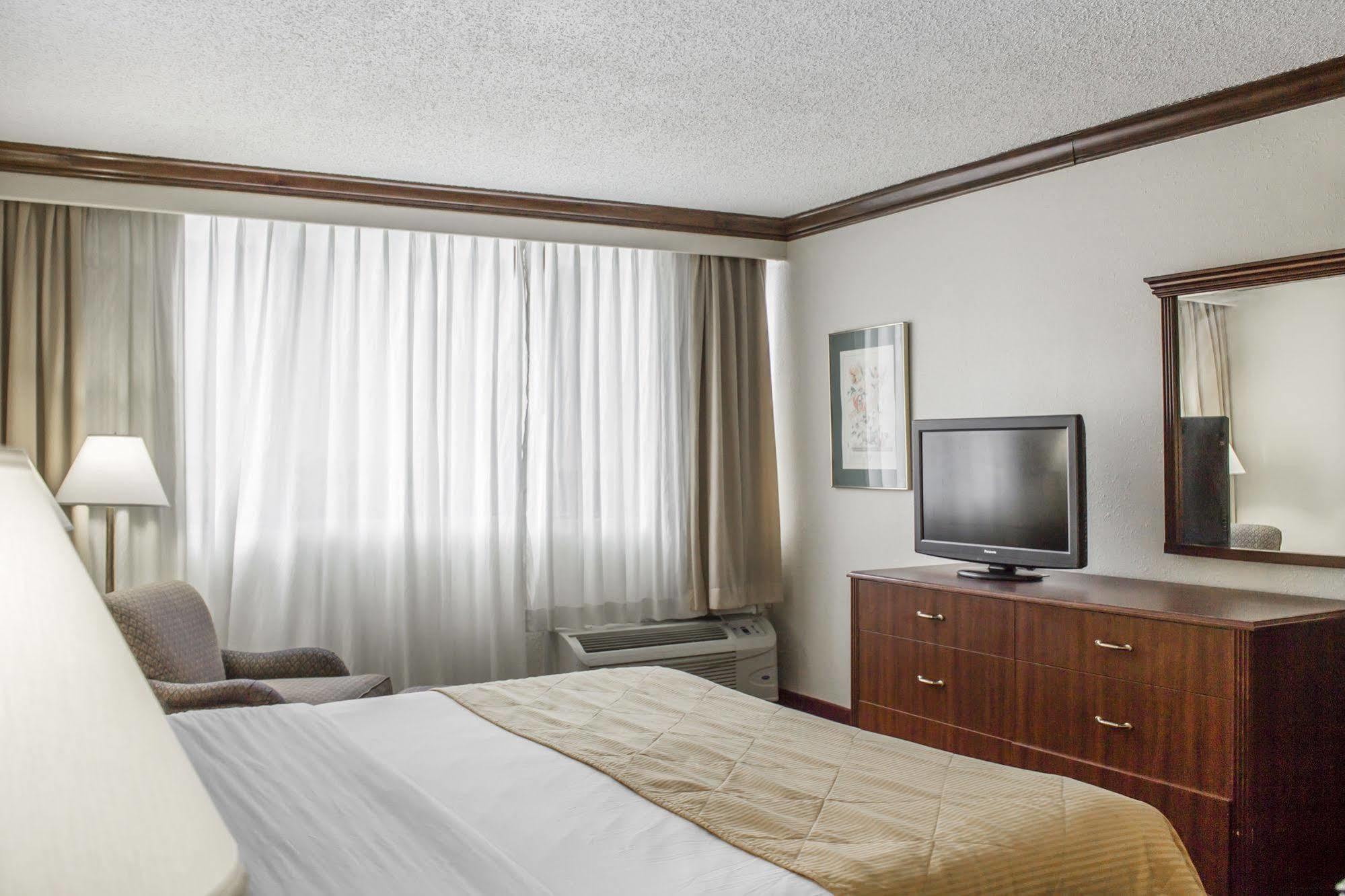Norwood Inn Hudson Bagian luar foto