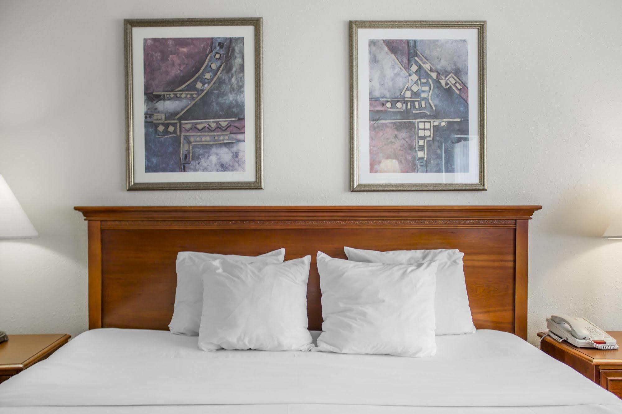 Norwood Inn Hudson Bagian luar foto