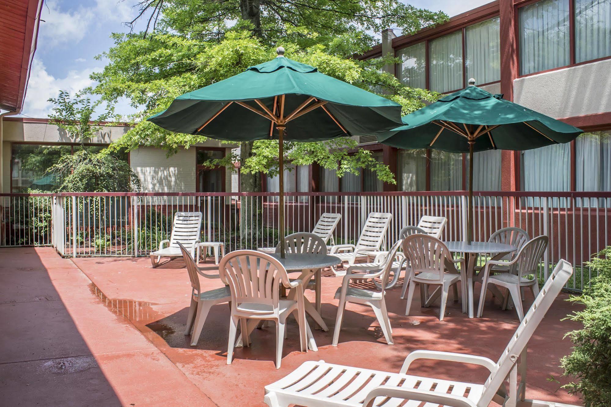 Norwood Inn Hudson Bagian luar foto
