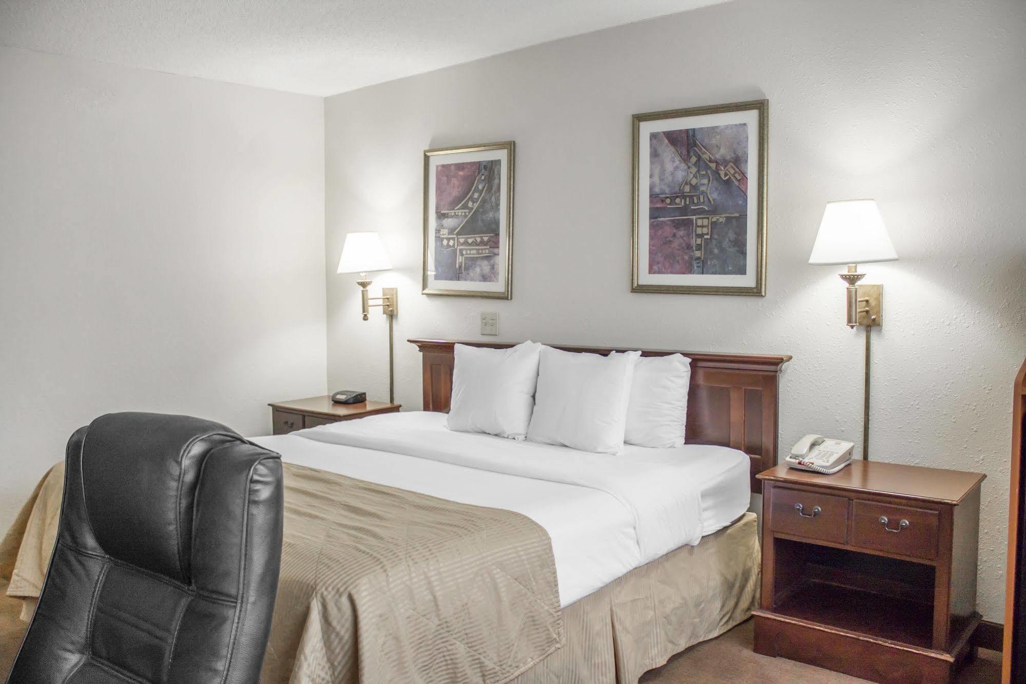Norwood Inn Hudson Bagian luar foto
